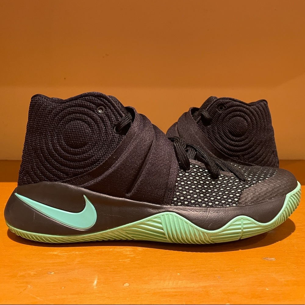 SOLD ✅✅ - Nike Kyrie 2 Green Glow - Size 8.5 - Picture 1 of 5